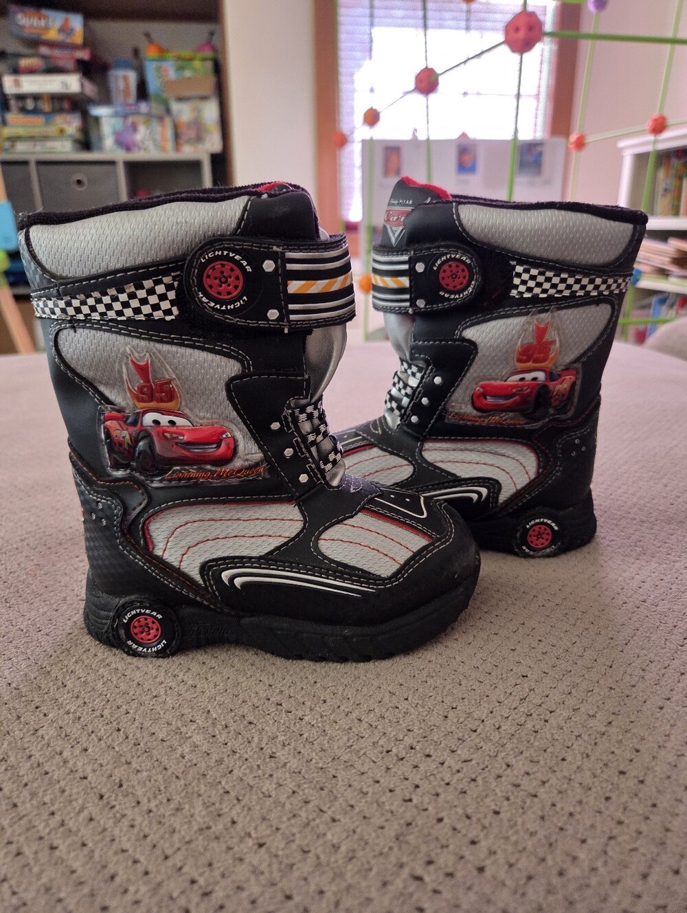 Disney Pixar Cars themed toddler sz 8 winter snow boots featuring Lightning McQ